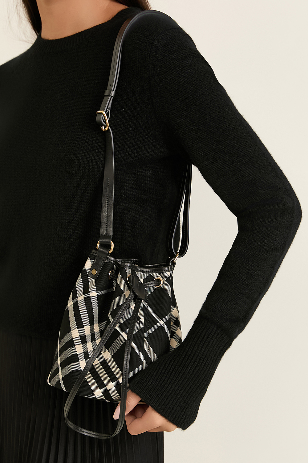 תמונת כל הלוק של תיק באקט BURBERRY